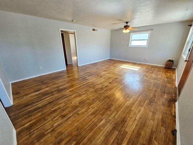 Building Photo - Beautifully maintained 3 bdrm/2 bath with ...