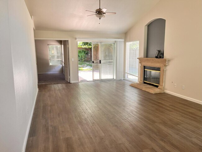 Building Photo - 1247 E Le Parc Dr