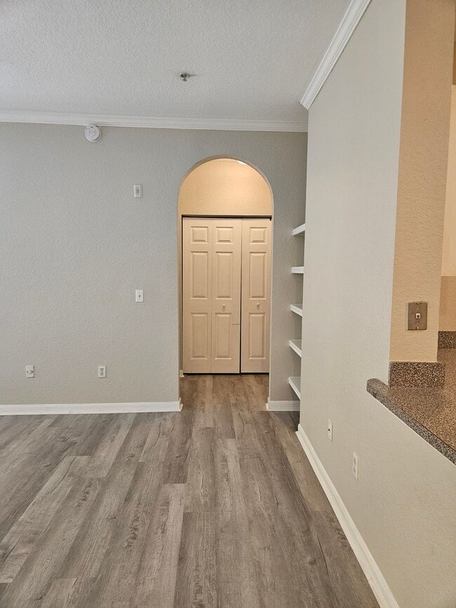 Building Photo - Beautiful Downtown Condo 2/2 Courtyard View FREE WATER/SEWER