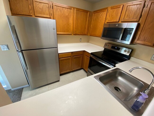 Building Photo - Lakewood Condo