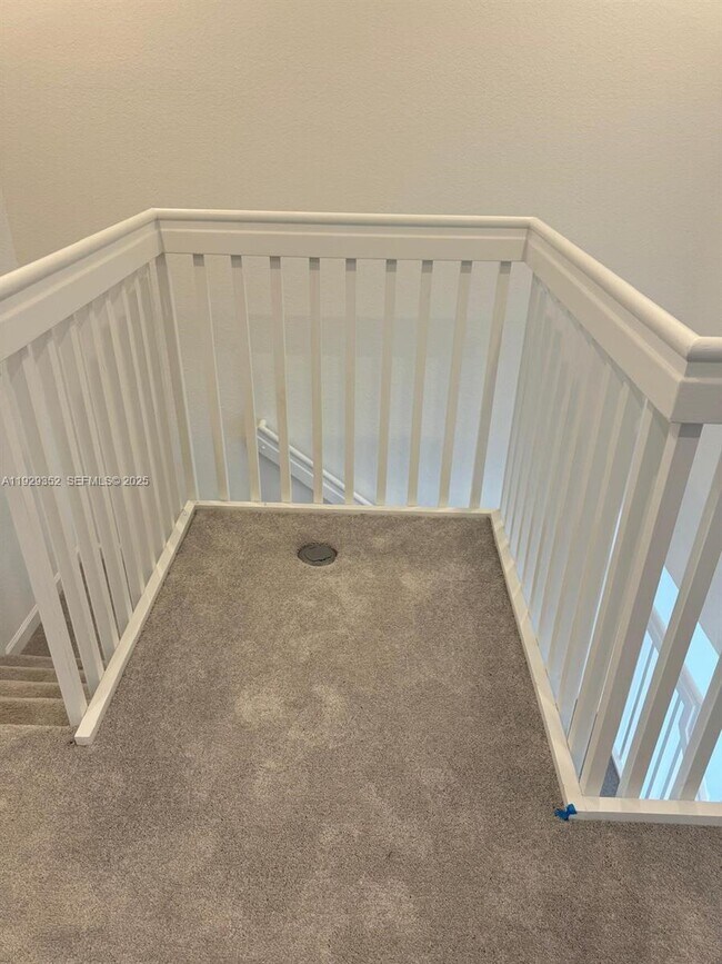 Building Photo - 724 SE 13th St Cir