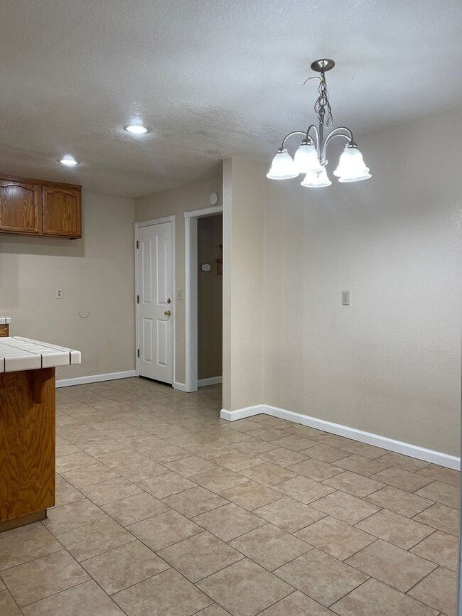 Building Photo - COUNTRY OAKS SUBDIVSION LARGE 3 BED 2 BATH...