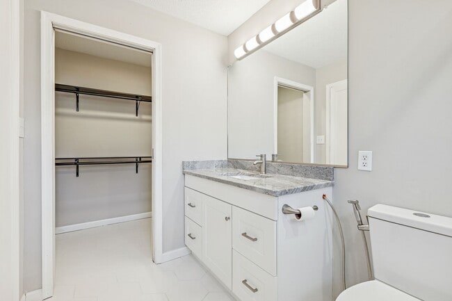 Building Photo - Hampton Townhouse-Move in Quick