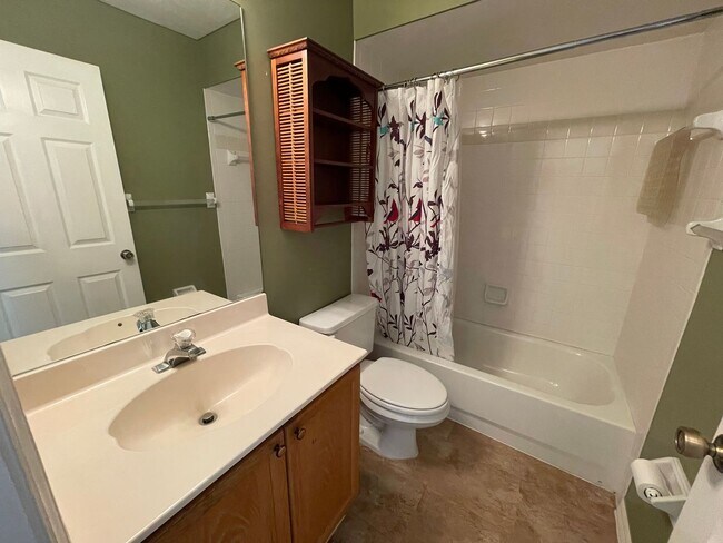 Building Photo - ANNUAL RENTAL - 2ND FLOOR LAKE VIEW 2 BED ...