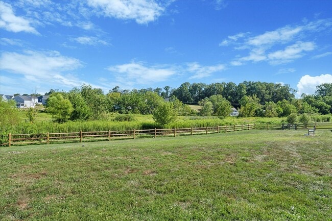 Building Photo - Beautifully Upgraded 4B/3.5B Home with Dec...