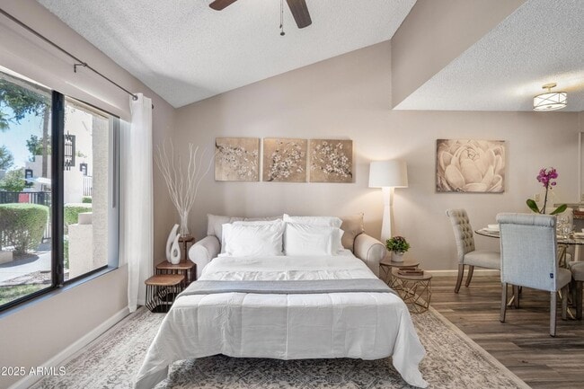 Building Photo - 719 E Lola Dr