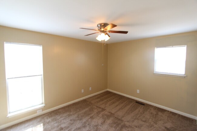 Building Photo - 3 Bedroom 2 Full Bath + Large Den - Pictur...