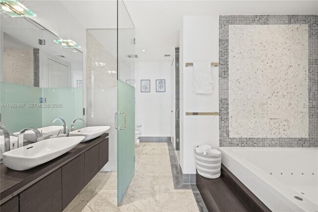 Building Photo - 200 Biscayne Blvd Way