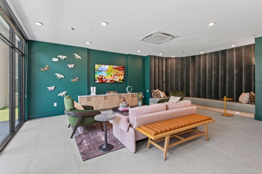 Primary Photo - 596 W 9th St