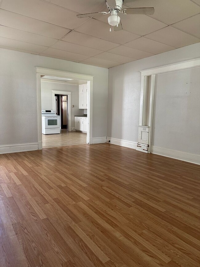 Building Photo - Spacious 1 Bed, 1 Bath in the Heart of Man...
