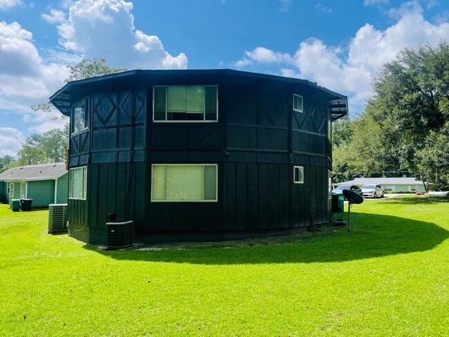 Building Photo - Super cool Octagon house near Lake Jackson