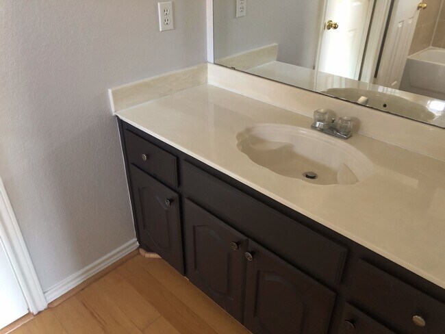 Building Photo - 5 Bedrooms in Richardson!