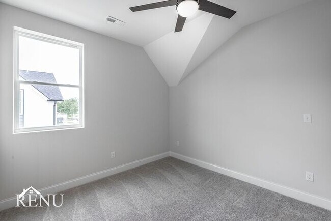 Building Photo - 5653 Sofias Cir