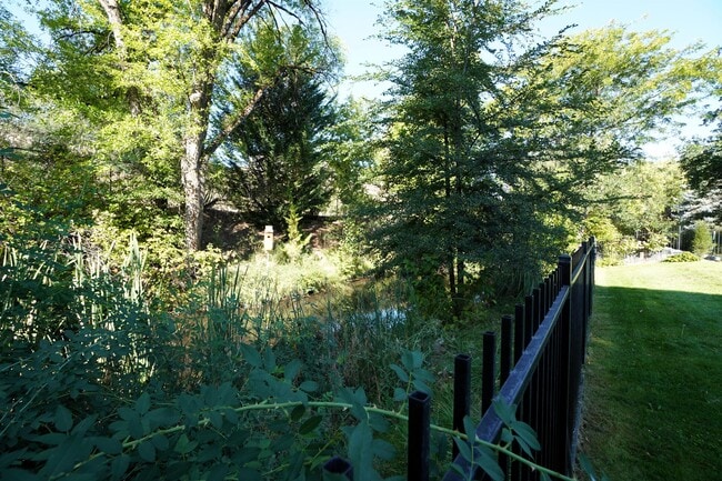 Building Photo - 2747 E Migratory Dr