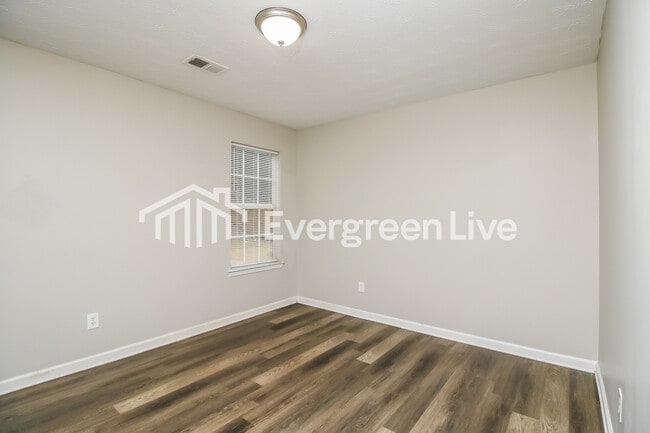 Building Photo - 270 Greenway Dr