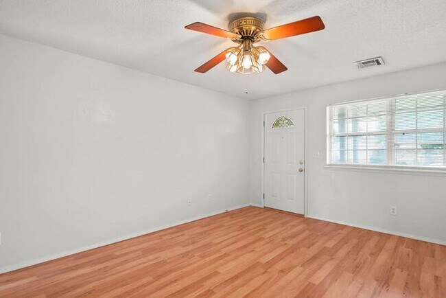 Building Photo - 220 E Beech Ave