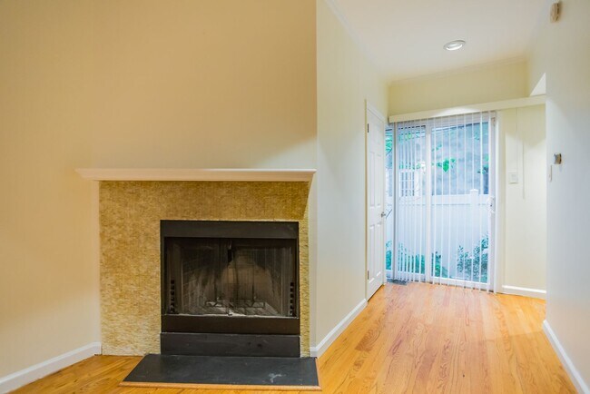 Building Photo - Beautiful 2 Bedroom, 2 Bathroom Historical Row Home