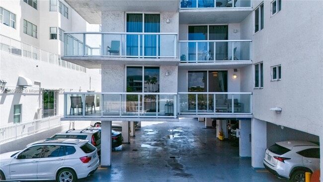 Building Photo - 2457 Collins Ave