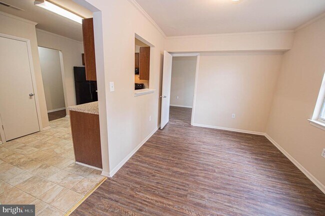 Building Photo - 804 College Ln