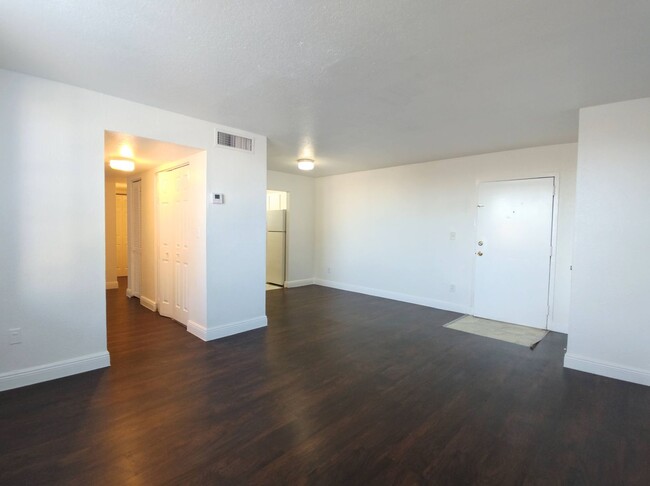 Building Photo - Gorgeous and Spacious 2/1 Unit in Hialeah