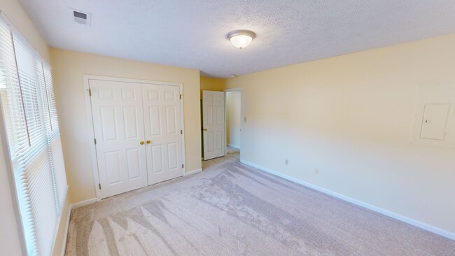 Building Photo - $350 OFF First Month's Rent! 3 Bedroom Upd...