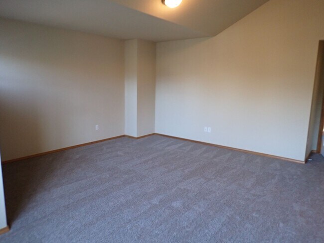 Building Photo - Beautiful 5 Bedroom Puyallup Home