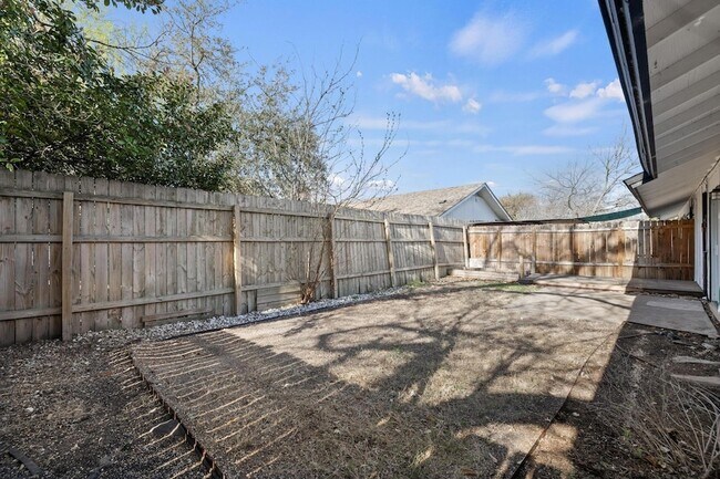 Building Photo - 3201 Mossrock Dr