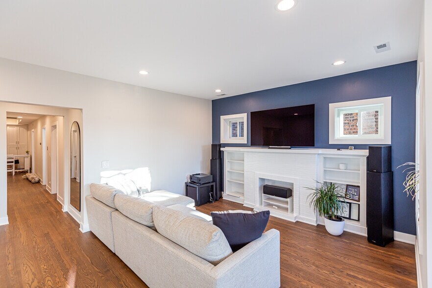 Living Room (Different Unit) - 6527 N Newgard Ave