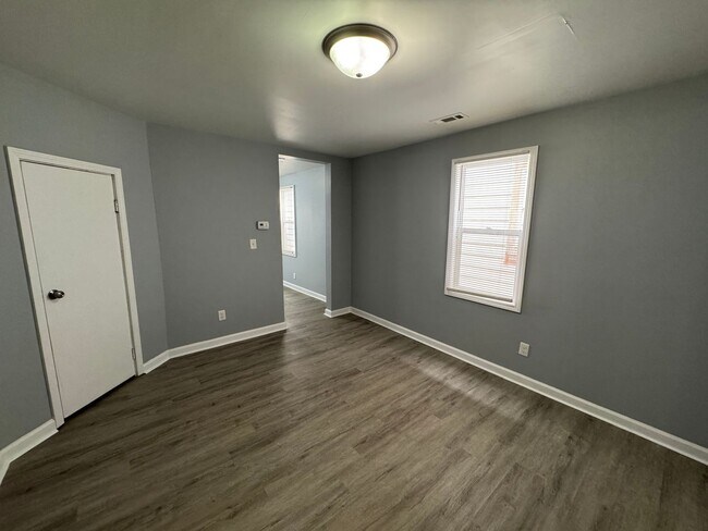 Building Photo - 1129-1131 S Sheffield Avenue