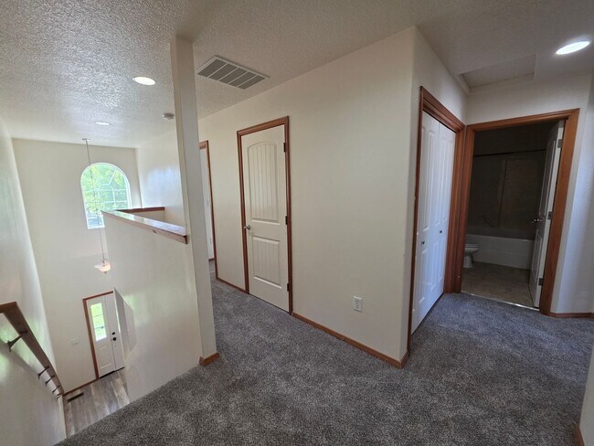 Building Photo - 355 SW Pemberly Loop