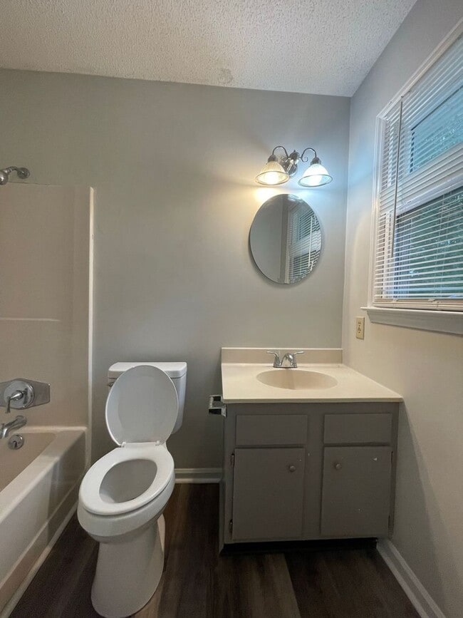 Building Photo - Nice 2 bedroom, 2 bath duplex