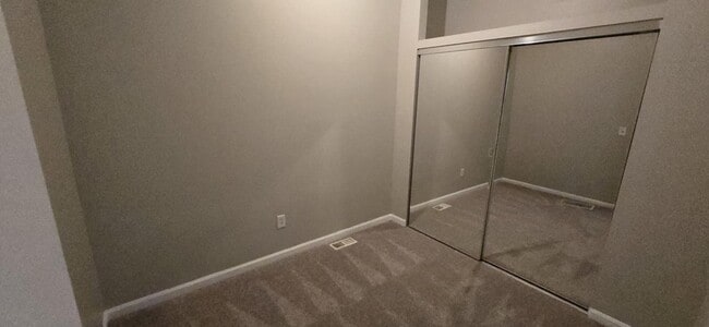 Building Photo - Huge 3-level 3 Bedroom - 2,500 sq/ft!