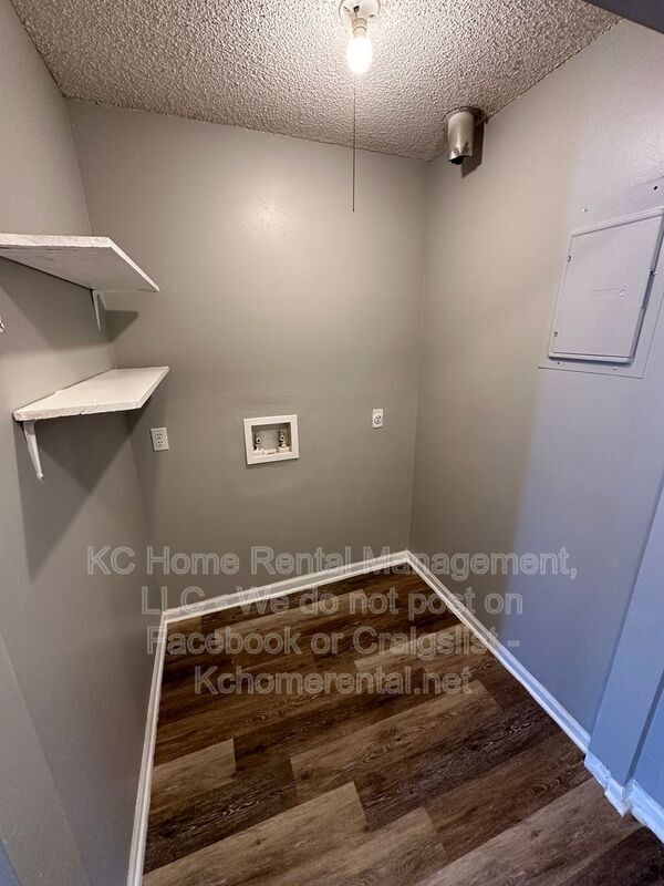 Building Photo - 9227 E 54th St