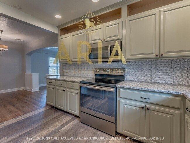 Building Photo - Updated & Adorable 2 Bed/1 Bath Space in t...
