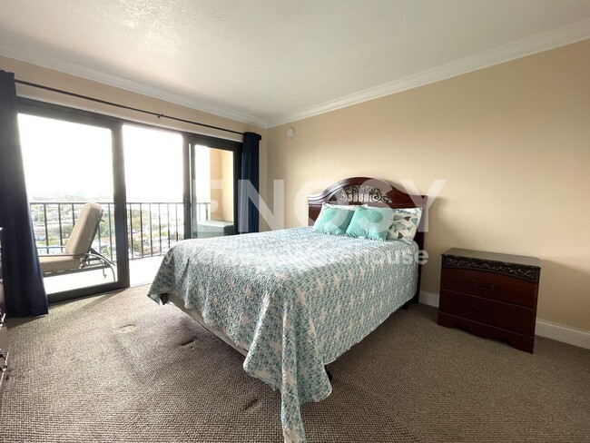 Building Photo - Spacious Condo in Clearwater Beach with Awesome Views