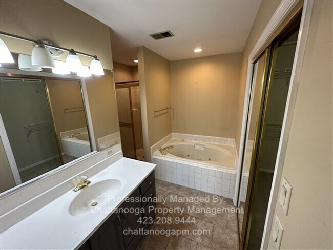 Building Photo - 7420 Hamilton Run Dr