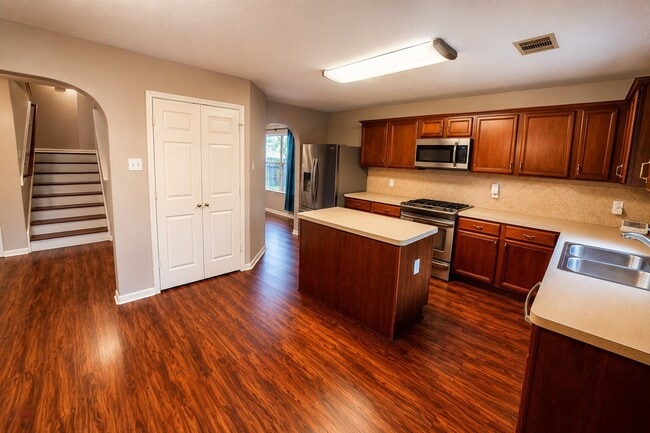 Building Photo - 9607 Memorial Crossing Ct