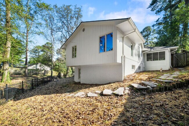 Building Photo - Move in before December 31st and get $100 OFF your rent for the first 3 months — PLUS a $250 Amaz...