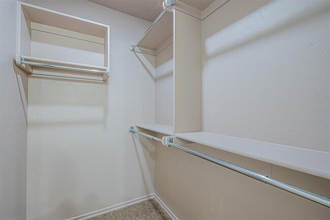 Building Photo - 1624 Highland Loop