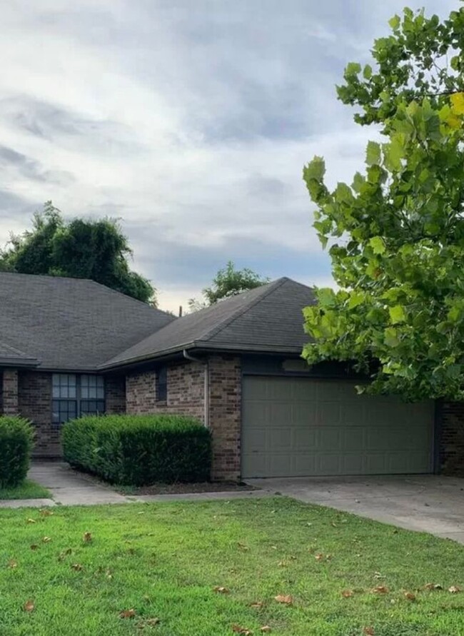 Primary Photo - Adorable Duplex!