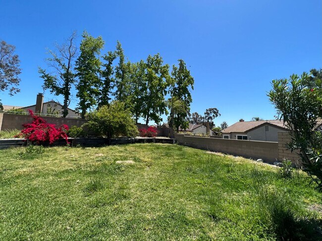 Building Photo - Available Now! 3 Bedroom, 2 bathroom home ...