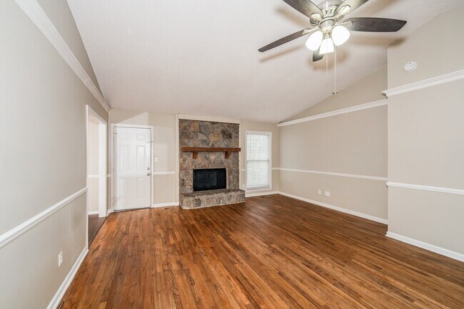 Building Photo - 800 Dunwoody Ln