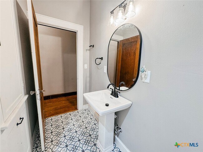 Building Photo - 507 W Brazos St