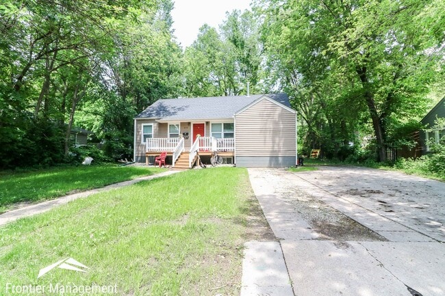 Building Photo - 626 Bertrand St