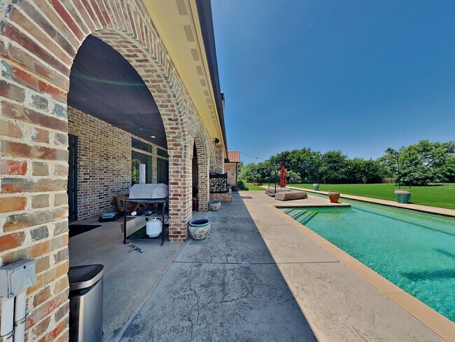 Building Photo - Experience Resort-Style Living in the Prestigious Gated Community of Bella Flora.
