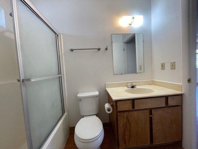 Building Photo - Upstairs 2 Bedroom 1 Bath Apartment in Ata...