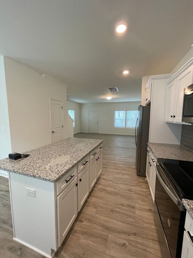 Building Photo - Charming 3-Bedroom End Unit Townhome Near Jack Alexander Blvd - MOVE IN SPECIAL