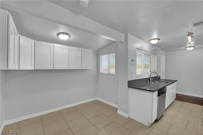 Building Photo - 2221 Santa Clara Dr
