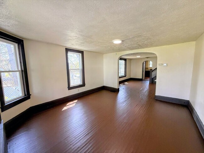 Building Photo - 2048 2nd St NE