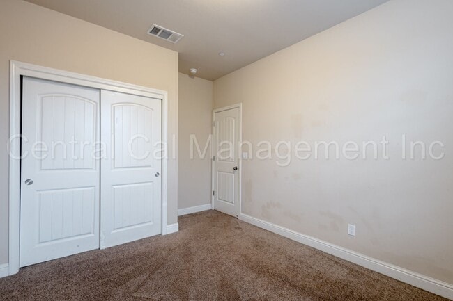 Building Photo - Large 4 Bedroom/2 Bath Home with Solar in Gossamer Grove - $2595 Per Month!